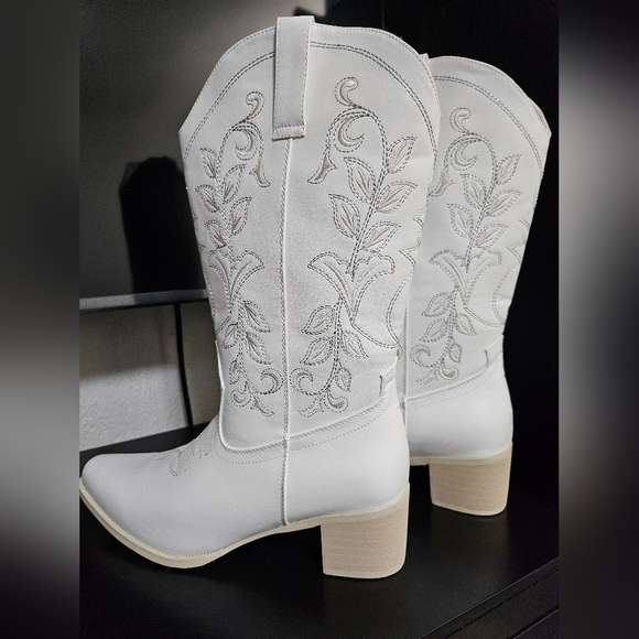 White Embroidered Boots - Picture 2 of 7